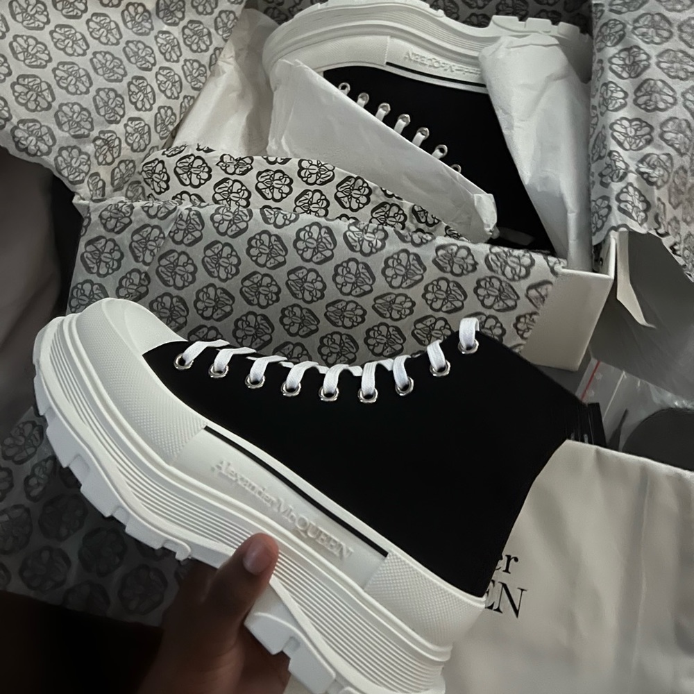 Alexander McQueens tread slick boots